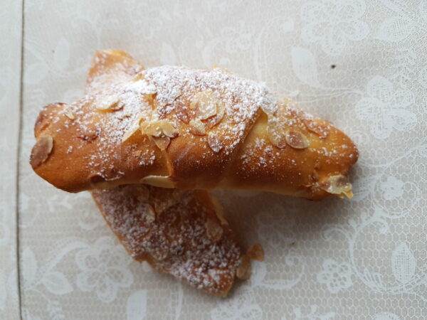 Mandel-Hefegipfel 2Stk. <Strong>Nur für Abholung</strong>