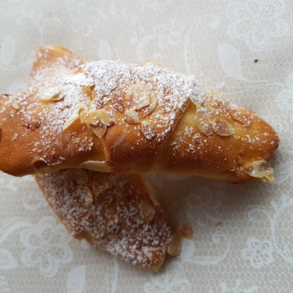 Mandel-Hefegipfel 2Stk. <Strong>Nur für Abholung</strong>